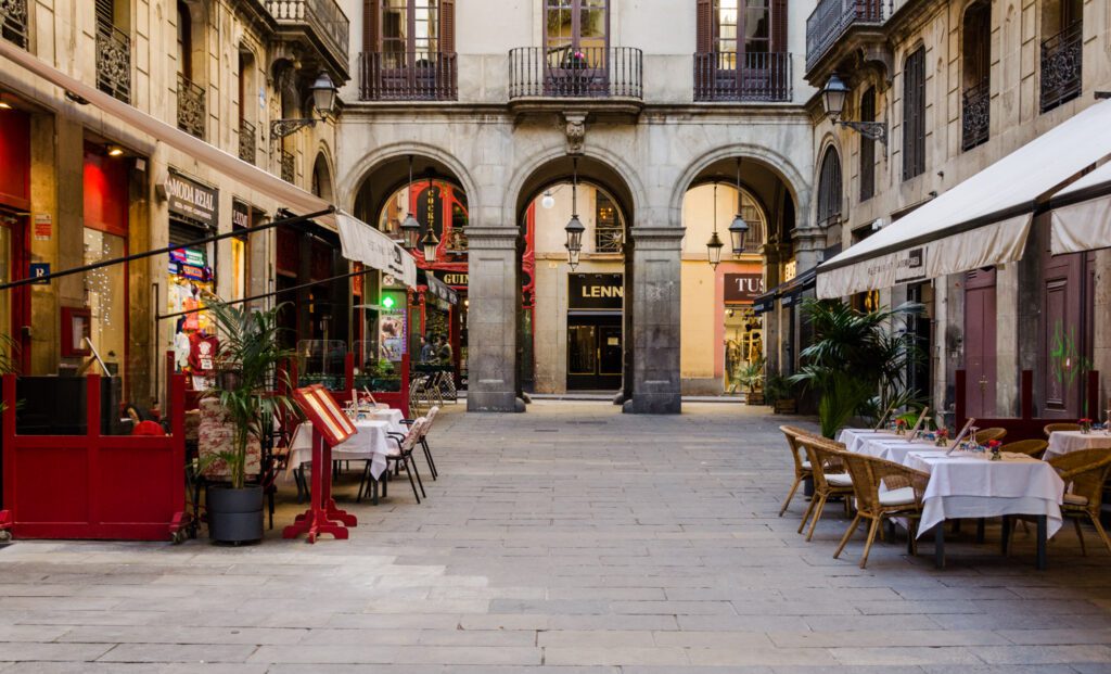 image of outdoor restaurant Barcelona Spain