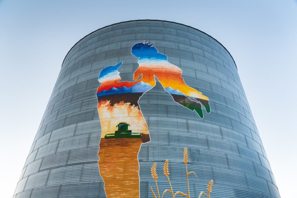 Heart of Harvest, some girls and a mural