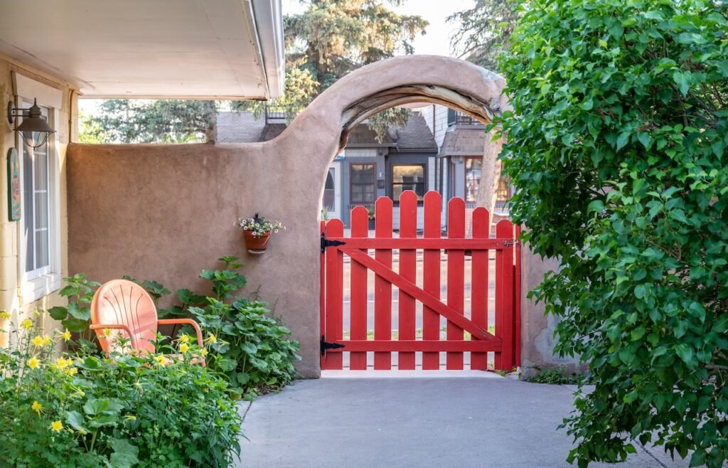 Courtyard Country Inn Entrance 1024x658